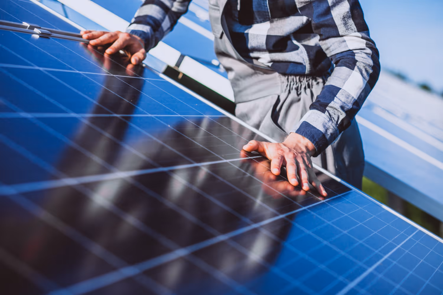 Elektriker an einer PV-Anlage